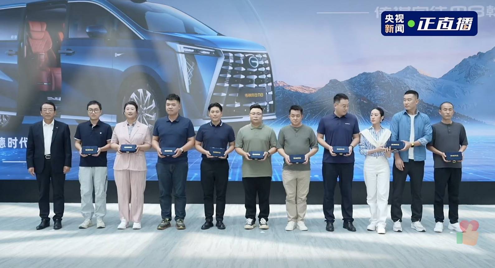 图片包含 路, 户外, 对着, 站描述已自动生成